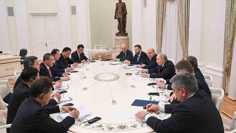 Putin ve Li Qiang Moskova'da Buluştu