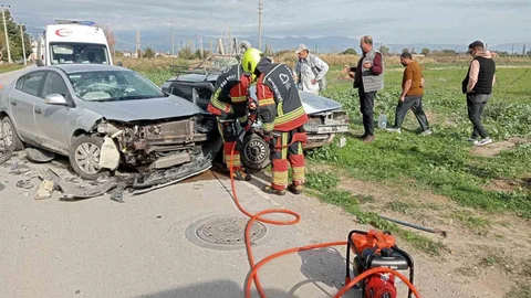 Balıkesir'de İki Otomobil Çarpıştı