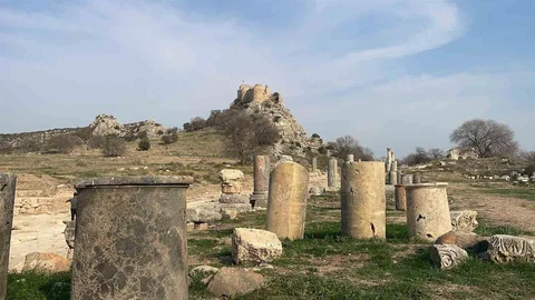 Kastabala Tiyatrosu'nda Yeni Masklar Bulundu