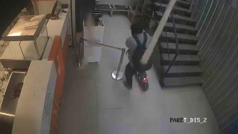 Kadıköy'de Düşen Kalas Panik Yarattı