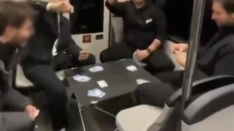 Bursa Metrosunda Oyun Oynayan Gençler