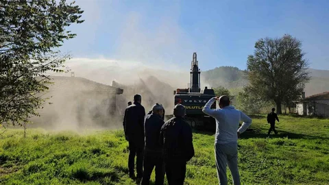 Sındırgı'da Depremden Etkilenen Aileler Yıkımı İzledi