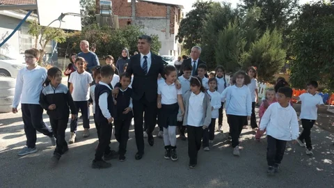 Akdeniz Belediye Başkan V. Zeyit Şener Sınıfları Gezdi, Miniklerle Sohbet Etti