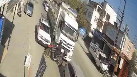 Hatay’da Motosiklet Kazası Kameralara Yansıdı