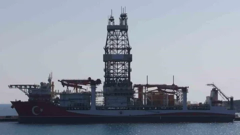 Taşucu’nda Türkiye’nin 5. Sondaj Gemisine Bayrak Çekildi: Gemiye Türk Bayrağı Taşucu'nda İşlendi