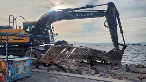 Karşıyaka'da Kaçak İskelelere Yıkım Başladı