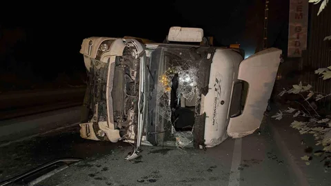 Eyüpsultan'da Kamyon Devrildi, 1 Yaralı Var