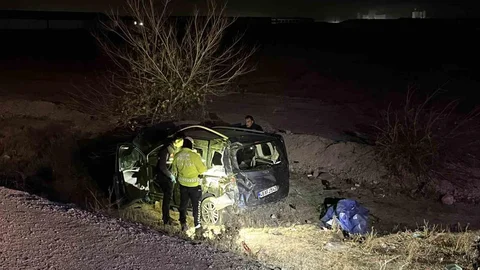 Konya'da Hafif Ticari Araç Devrildi
