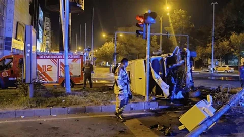 Diyarbakır'da Minibüs Devrildi, 4 Yaralı