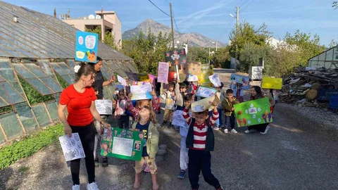 Antalya’da Çocuk Hakları Yürüyüşü