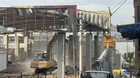 Kocaeli'de Parfüm Tesisi Yıkılıyor