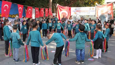 Valilik Himayesinde Çocuk Şenliği: Mersinli Çocuklardan Muhteşem 20 Kasım Gösterisi
