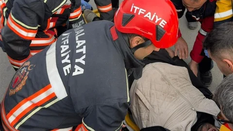 Malatya'da Kamyonet ve Kamyon Çarpıştı