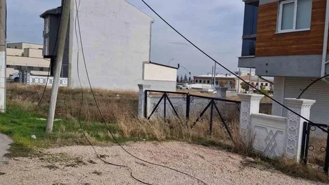Eskişehir'de Düşen İnternet Direği Tehlike Saçıyor