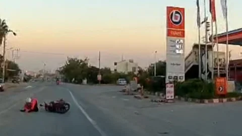 Erdemli'de Kadın Motosiklet Sürücüsüne Başka Motor Çarptı... Kadın Sürücünün Yere Savruluşu Kamerada