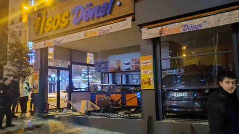 Kontrolden Çıkan Araç Dönerciye Girdi