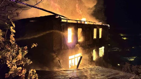 Karabük'te İki Katlı Ahşap Ev Yandı