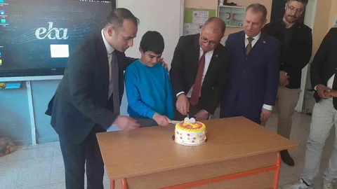 Adana'da Öğrenciye Doğum Günü Sürprizi