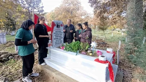 Gördesli Öğrenciler Şehit Öğretmenleri Andı