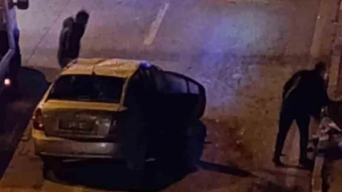 Ankara'da Kaldırıma Çarpan Araç Devrildi