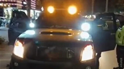 Alanya'da Çakarlı Araç Ceza Aldı