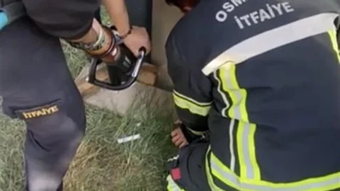 Osmaniye'de Sıkışan Yavru Kedi Kurtarıldı