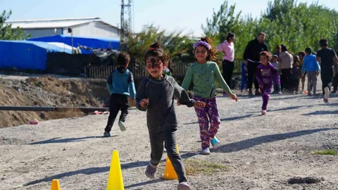 Tarsus’ta 20 Kasım Coşkusu: Belediyeden Üç Mahallede Çocuk Şenliği!