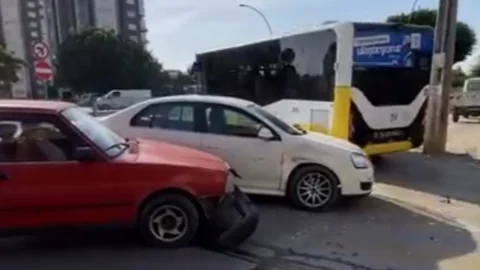 Tarsus'ta İki Araç Çarpıştı