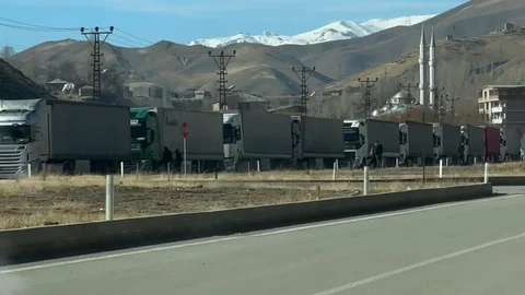 Hakkari'de Tır Kuyruğu Uzadı