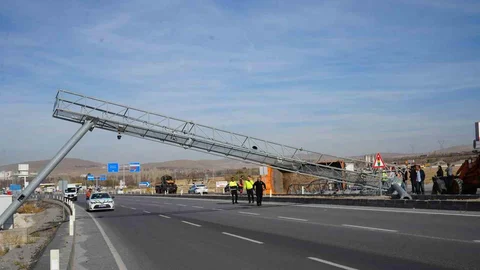 Niğde'de Kamyon Devrildi