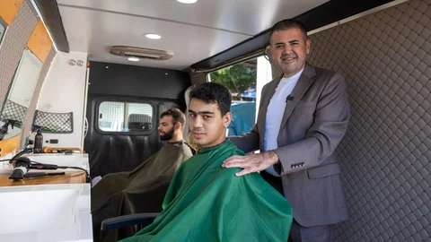 Mezitli’de Emekçilere Bedava Tıraş: Mobil Kuaför Sanayi Sitesinde, Çıraklar Sırada