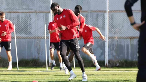 Sivasspor Duran Top Çalışmaları Yapıyor