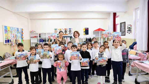 Didim'de Minikler İçin Boyama Kitabı Dağıtımı