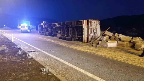 Bingöl’de Kamyon Devrildi