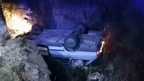 Köpeğe çarpmamak için direksiyon kırdı.