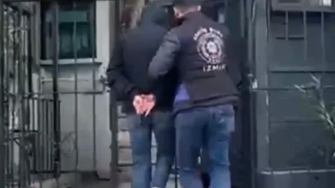 İzmir'de Uyuşturucu Taciri Yakalandı