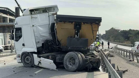 Arnavutköy'de Kamyon Çarpışması