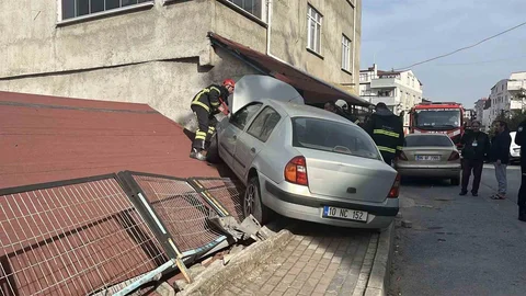 Kocaeli'de Otomobil Çatıya Çıktı