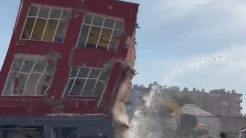 Dokunmadan Yıktı! Tarsus’ta 2 Katlı Bina Titreşimle Toz Bulutuna Döndü