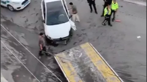 Gündoğdu'da Kaza: Araç Çekici Yardımıyla Servise Çekildi