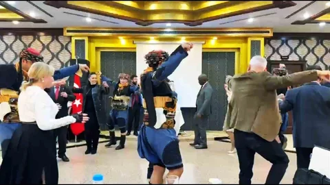 Muğla'da Büyükelçiler Zeybek Oynadı