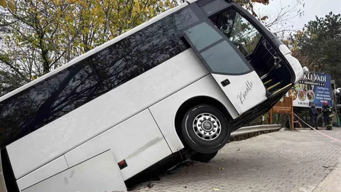 Kocaeli'de Tur Otobüsü Şarampole Düştü