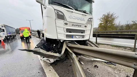 Edirne'de Tır Bariyere Saplandı