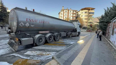 Tokat'ta Tır Yangını Tehlikeyi Büyümeden Önledi
