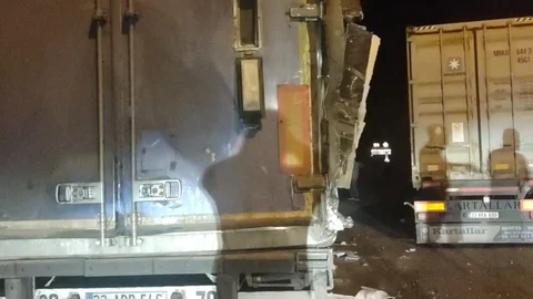 Damlama’da TIR Kazası: Park Halindeki Tıra Çarptı, Şoför Hafif Yaralı