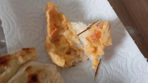 Elazığ'da Ekmeğin İçinden Odun Parçaları Çıktı