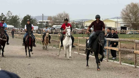 Tavşanlı’da Rahvan At Yarışları Yoğun İlgi Gördü