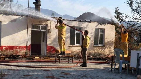 Antalya'da Orman Yangını: Eski Okul Zarar Gördü