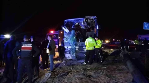 Denizli'de Minibüs ve Otobüs Çarpışması