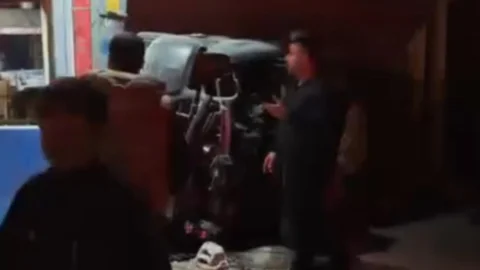 Karacailyas Işıklarında Kontrolden Çıkan Otomobil Binaya Daldı: Sürücü Yaralı